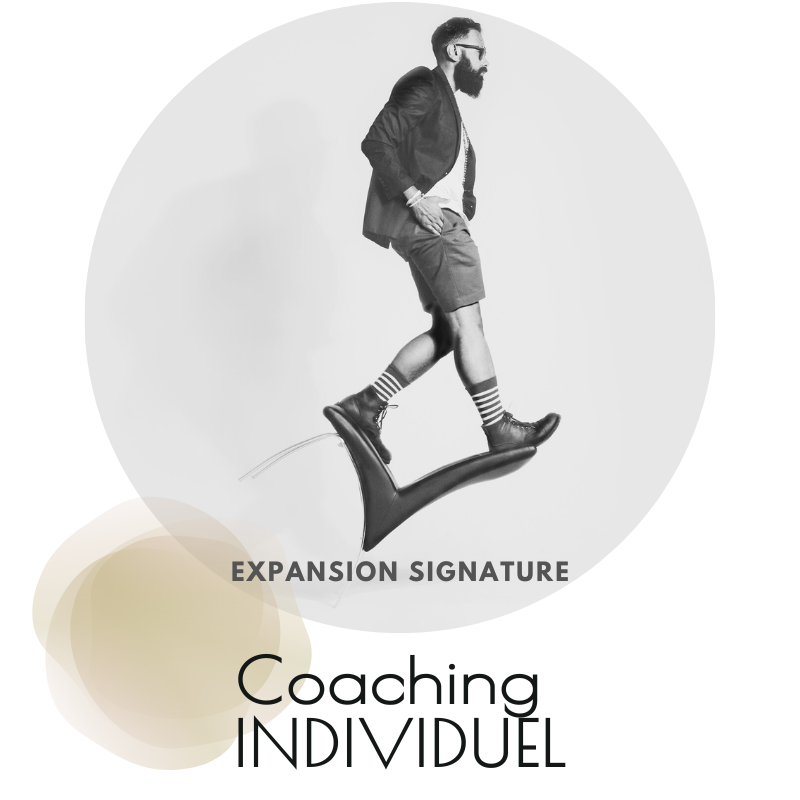 Dirigeant aligné prenant de la hauteur pour décider avec confiance dans une situation complexe, accompagné en coaching individuel par Parenthèse Expansive